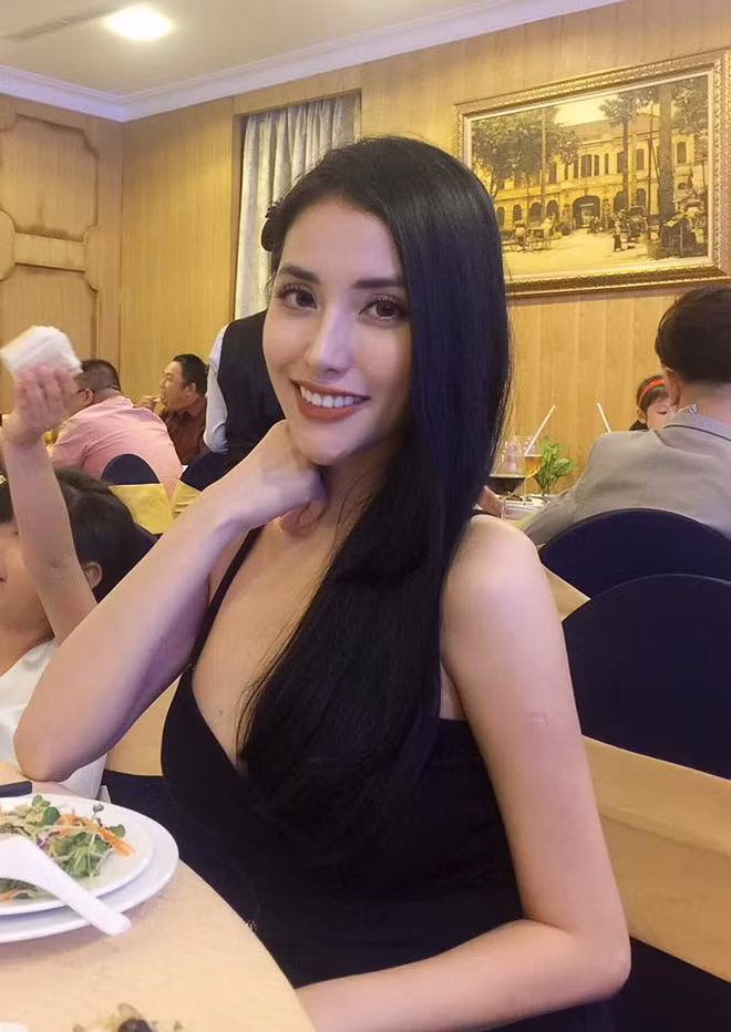 Mai Hồ tên đầy đủ là Hồ Ngọc Mai, sinh năm 1987. Cô chính là em họ diễn viên nổi tiếng Mai Thu Huyền.