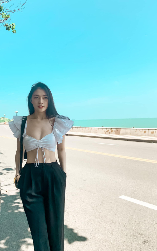 Ngoài ra, nữ tiếp viên hàng không còn chia sẻ những chuyến vi vu khắp chốn, những khoảnh khắc hàng ngày.