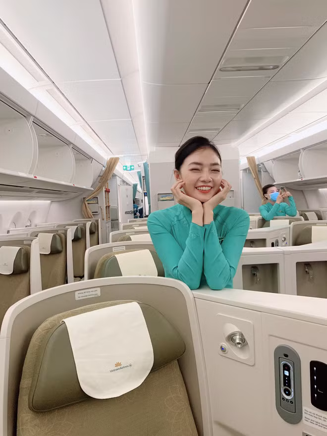 Với ngoại hình xinh đẹp không khác gì hot girl cùng nụ cười tỏa nắng nên Dương Thu Thảo khiến dân tình ngắm mãi không chán.