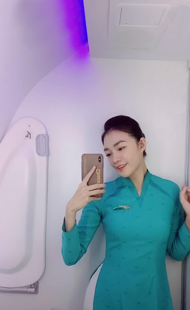 Dương Thu Thảo sinh năm 1992, từng theo học tại Học viện Hàng không Việt Nam và hiện đang sống tại Sài Gòn.