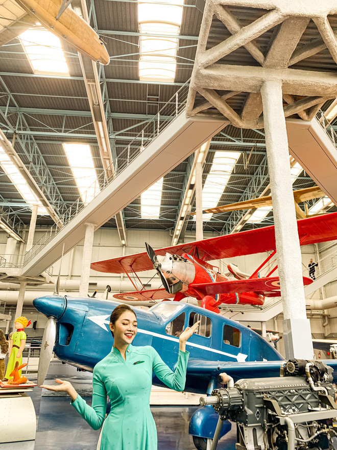 Nữ tiếp viên hàng không còn gây ấn tượng bởi vẻ xinh đẹp tự nhiên, làn da trắng trẻo và chiều cao nổi bật.