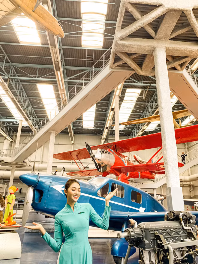 Nữ tiếp viên hàng không còn gây ấn tượng bởi vẻ xinh đẹp tự nhiên, làn da trắng trẻo và chiều cao nổi bật.