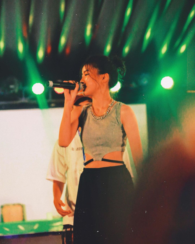 Và đó không ai khác ngoài Nguyễn Diệu Huyền (nghệ danh Pháo) đang gây sốt tại King Of Rap vì chất giọng đặc biệt cùng ngoại hình xinh xắn.