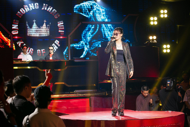 Nhưng nếu có một cô nàng vừa xinh vừa rap hay xuất hiện trong cộng đồng kén chọn này thì sao nhỉ? Thì đương nhiên trở thành "của hiếm" được quan tâm hết mực.