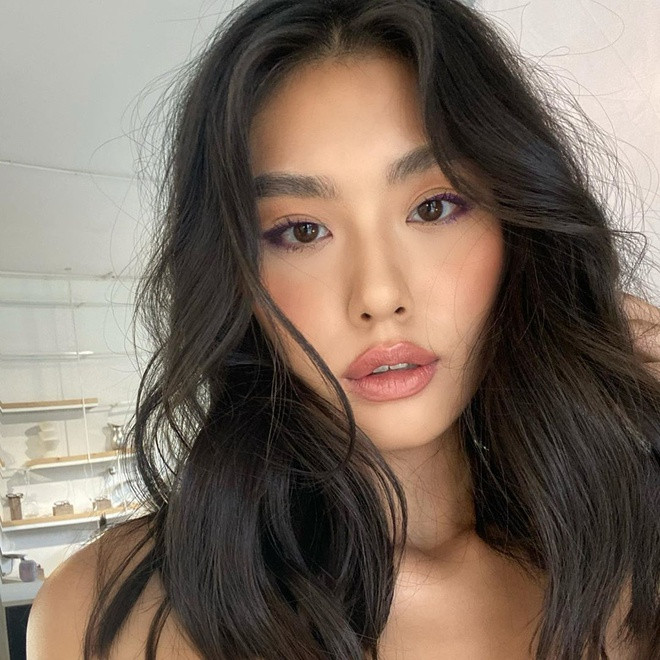 Không chỉ sở hữu cuộc sống sang chảnh cũng như mối tình ngọt ngào với anh chủ quán bar Nguyễn Bảo Long, hot girl này còn nổi tiếng với vẻ ngoài xinh đẹp, hiện đại và nóng bỏng.