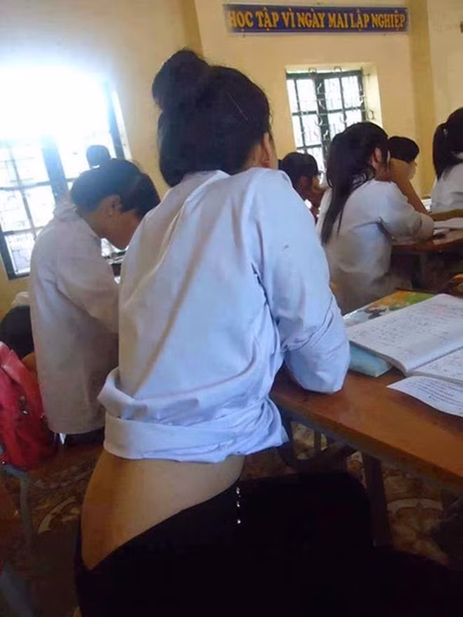 Vào nhiều trường đại học, không quá khó để nhìn thấy những hình ảnh thời trang từ dị hợm đến hở hang phản cảm của sinh viên.