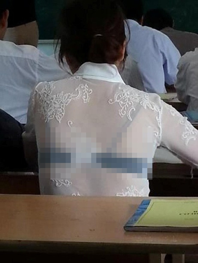 Nhiều người còn vô tư diện áo voan xuyên thấu khi đi học rồi vô tình để lộ nội y theo cách khá kém sang.