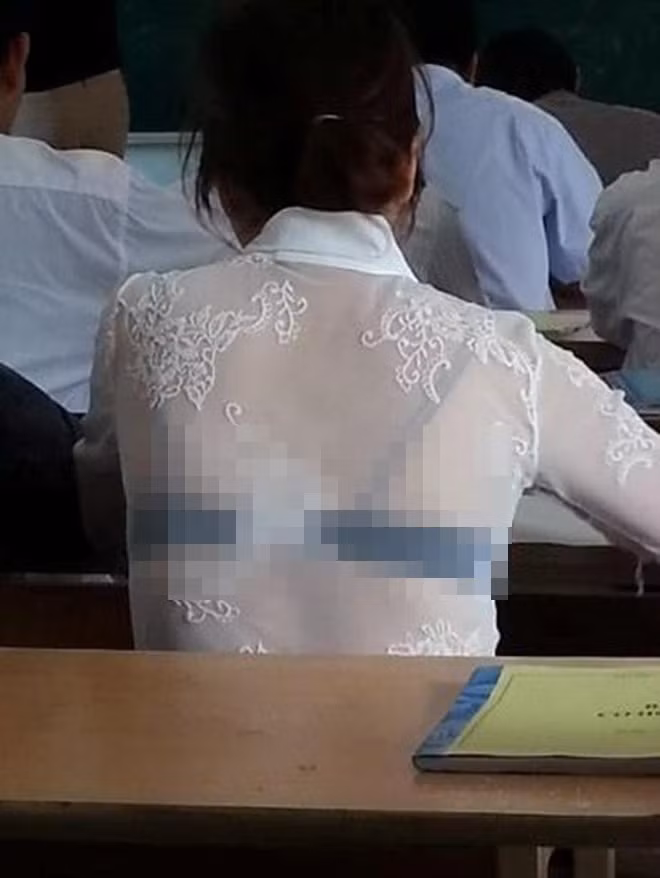 Nhiều người còn vô tư diện áo voan xuyên thấu khi đi học rồi vô tình để lộ nội y theo cách khá kém sang.