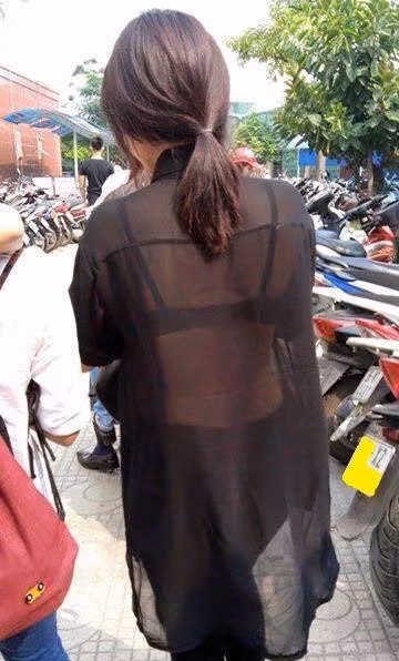 Giảng đường vốn là nơi mà người ta phải ăn mặc nghiêm túc và đúng mực nhưng đôi khi, cũng có những trường hợp lại ăn mặc phản cảm quá mức.