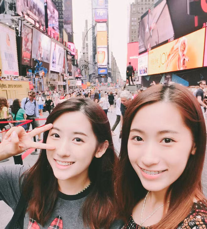 Xinh đẹp không khác gì hot girl, lại còn học giỏi xuất sắc, cặp chị em này bỗng nhiên trở thành thần tượng của nhiều bạn trẻ.