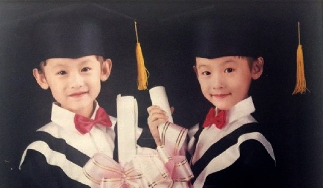 Ngay từ bé, Tôn Vũ Đồng và Tôn Vũ Mộng đã nổi bật với khuôn mặt xinh đẹp và thành tích học tập tốt.