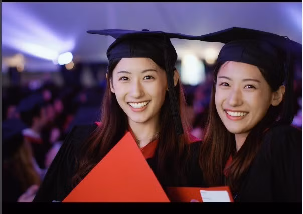 Cặp song sinh giống nhau như hai giọt nước, vừa xinh xắn vừa học giỏi.