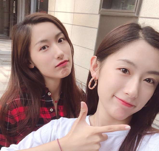 Ngoài công việc chính, cả hai cũng thử sức mình ở nhiều lĩnh vực mới. Theo đó, cô chị Vũ Mông trở thành một beauty blogger, còn cô em Vũ Đồng gây ấn tượng với những vlog về du lịch, ẩm thực, cuộc sống cũng như cách học tiếng Anh của mình.