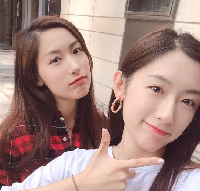 Ngoài công việc chính, cả hai cũng thử sức mình ở nhiều lĩnh vực mới. Theo đó, cô chị Vũ Mông trở thành một beauty blogger, còn cô em Vũ Đồng gây ấn tượng với những vlog về du lịch, ẩm thực, cuộc sống cũng như cách học tiếng Anh của mình.