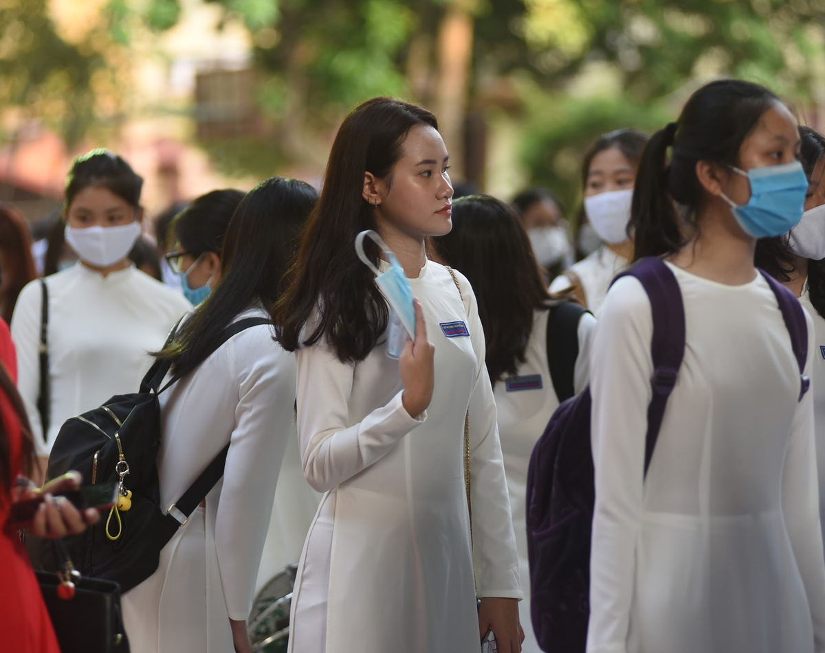 Không thể phủ nhận, con gái khi mặc áo dài mang một vẻ đẹp rất riêng, rất thanh lịch.