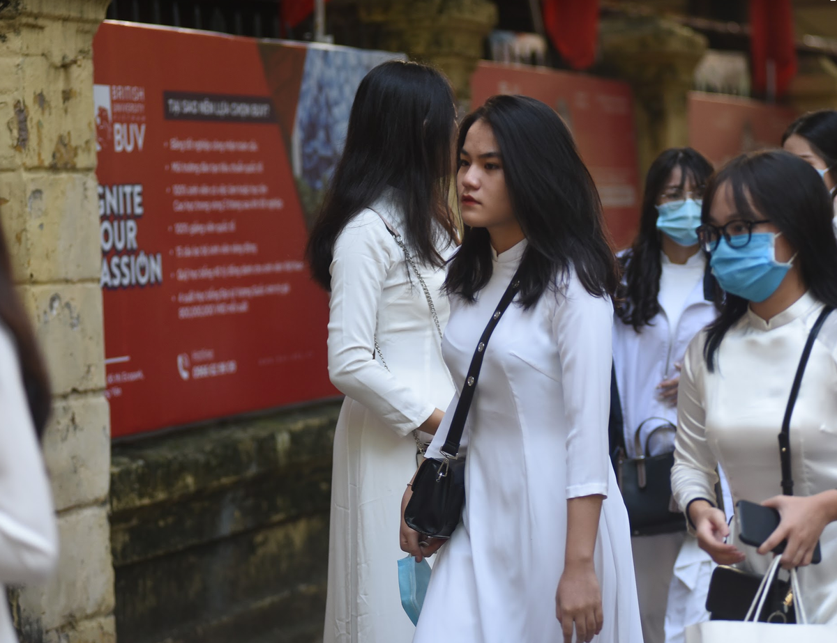 Lễ khai giảng luôn là dịp đặc biệt để các nữ sinh được diện áo dài trắng, màu áo tượng trưng cho vẻ đẹp thơ ngây tuổi học trò.