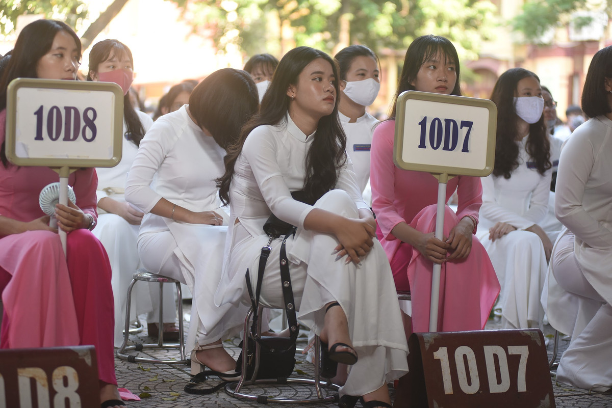 Gương mặt tập trung xem các hoạt động trong buổi lễ khai giảng.