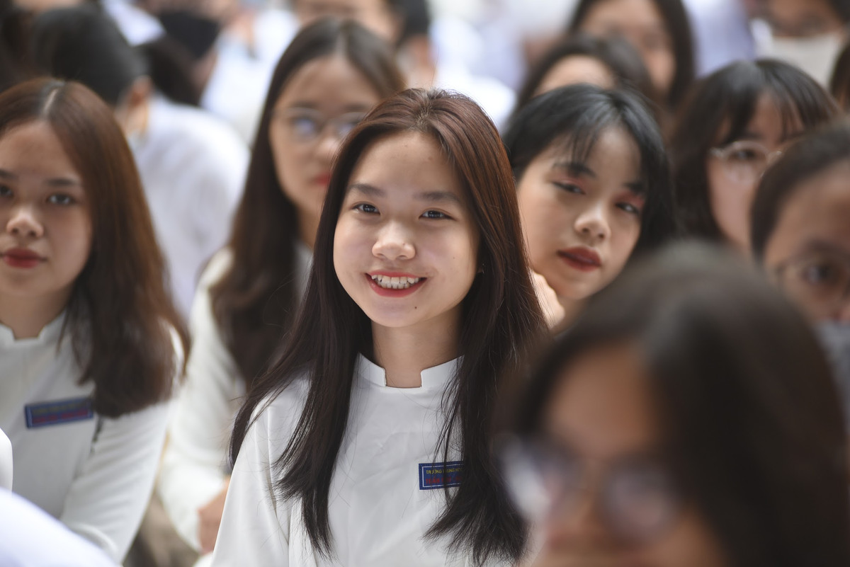 Nhẹ nhàng, thanh lịch dù trong bất cứ khung hình nào thì các bạn nữ sinh đều luôn duyên dáng với những tà áo dài trắng.