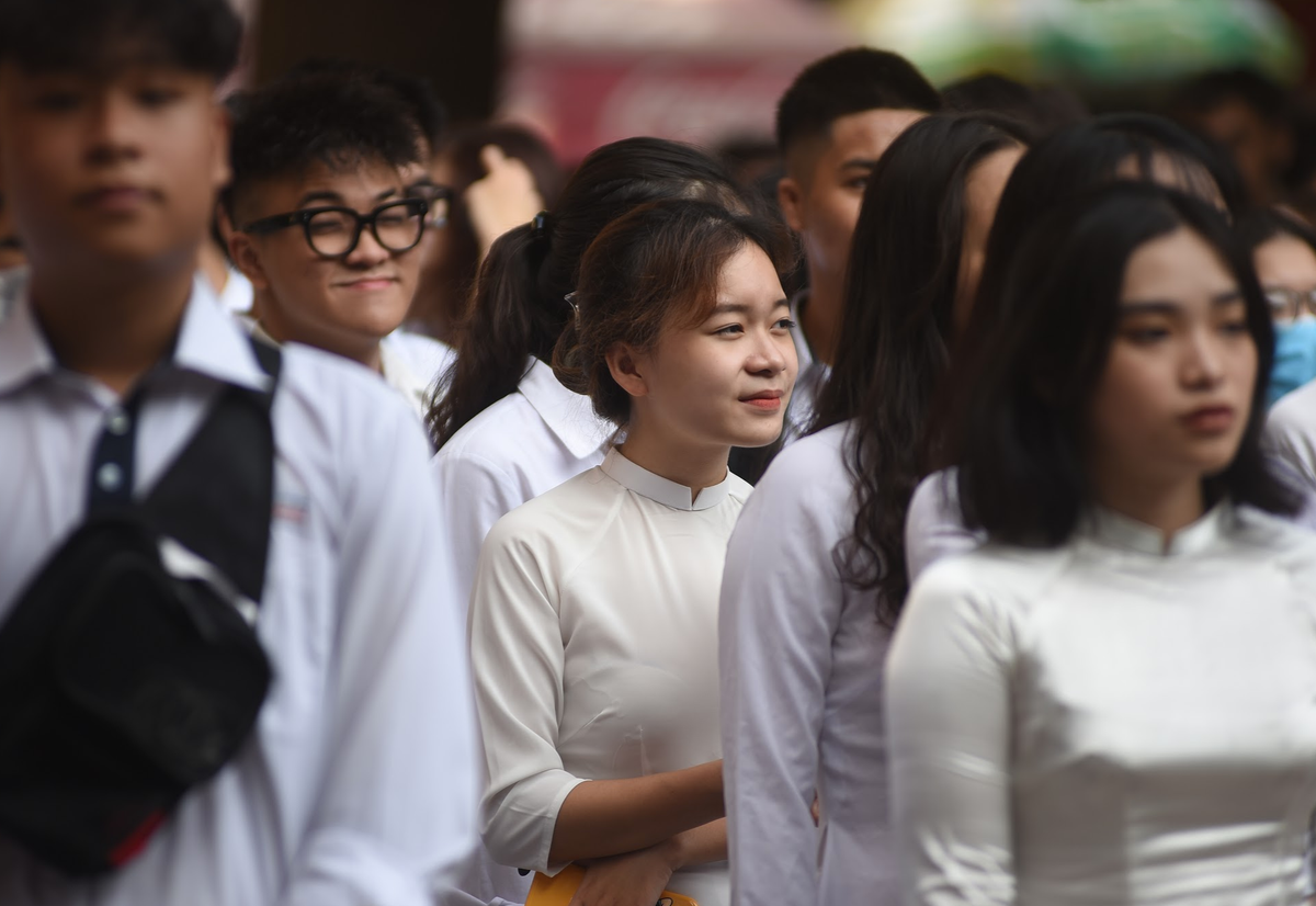 Những nữ sinh khi đã được trang điểm thêm thì lại càng đẹp, đẹp một cách nhẹ nhàng, thuần khiết và say đắm lòng người.