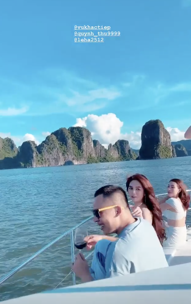 Cũng trong chuyến đi Hạ Long này, Ngọc Trinh đi cùng "ông bầu" Vũ Khắc Tiệp, nhóm bạn đã thuê hẳn 2 chiếc du thuyền trắng cực sang chảnh để nghỉ dưỡng.