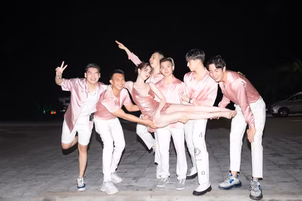 Khoảnh khắc tiệc mừng sinh nhật của Ngọc Trinh hiện đang trở thành tâm điểm chú ý của MXH.