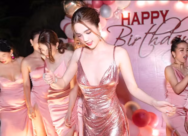 Nhân vật chính của bữa tiệc là Ngọc Trinh chiếm trọn spotlight nhờ diện váy cắt xẻ táo bạo, khoe trọn vòng 1 nóng bỏng và thân hình chuẩn chỉnh.