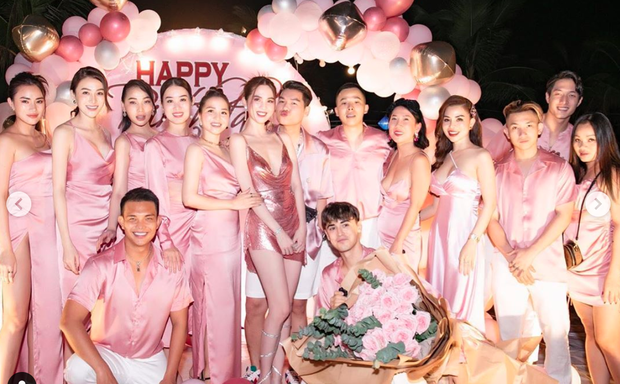 Những năm trước, Ngọc Trinh thường có những bữa tiệc sinh nhật nhẹ nhàng. Tuy nhiên, sau khi trở lại với thời độc thân vui tính, cô chọn cách vui hết mình cùng hội bạn thân.