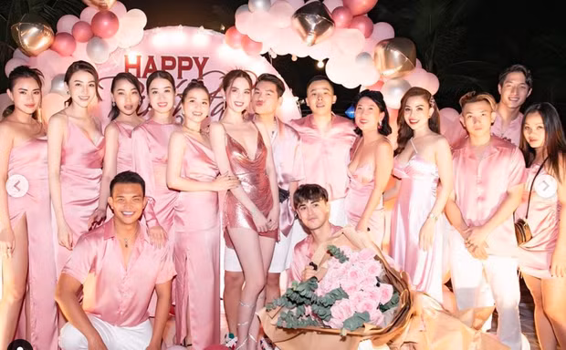 Những năm trước, Ngọc Trinh thường có những bữa tiệc sinh nhật nhẹ nhàng. Tuy nhiên, sau khi trở lại với thời độc thân vui tính, cô chọn cách vui hết mình cùng hội bạn thân.