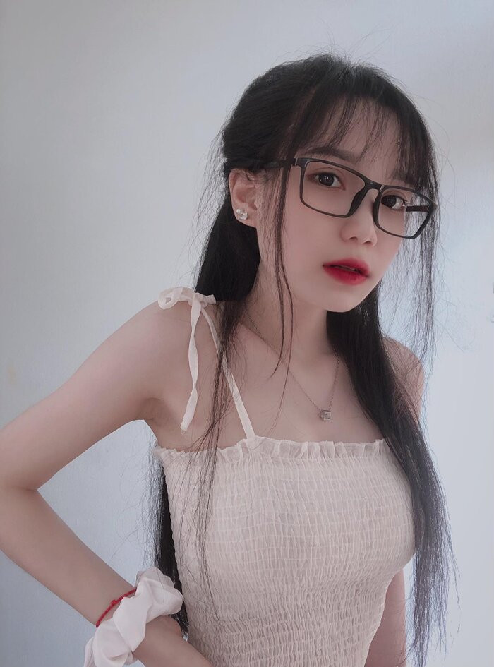 Với khuôn mặt khả ái, mái tóc đen xõa, nữ sinh này đã “đốn tim” không ít anh chàng trên mạng xã hội.