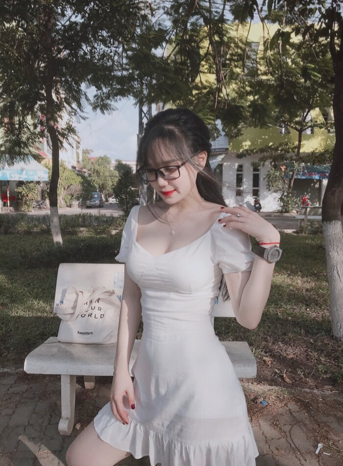 Hình ảnh của nữ sinh đến từ ĐH Quy Nhơn đã khiến cư dân mạng "dậy sóng" với vẻ đẹp chẳng hề thua kém gì các hot girl đình đám hiện nay