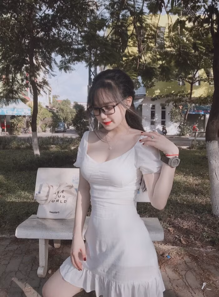 Hình ảnh của nữ sinh đến từ ĐH Quy Nhơn đã khiến cư dân mạng "dậy sóng" với vẻ đẹp chẳng hề thua kém gì các hot girl đình đám hiện nay
