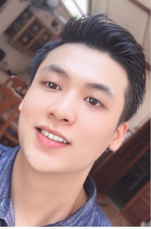 Sống mũi thẳng tắp, đôi mắt sáng ngời là điểm nhấn của Phùng Hưởng, thế này bảo sao hội mê trai không xiêu lòng cho được.