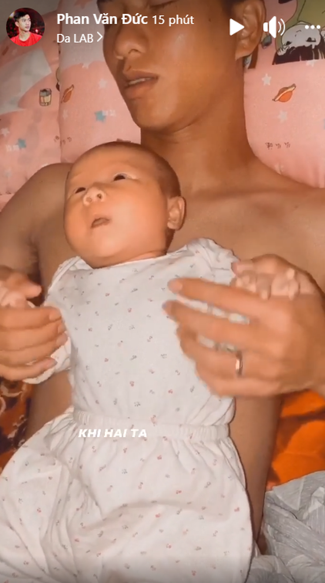 Được biết, sau những buổi tập luyện anh đều dành thời gian để chơi đùa, chăm sóc con gái.