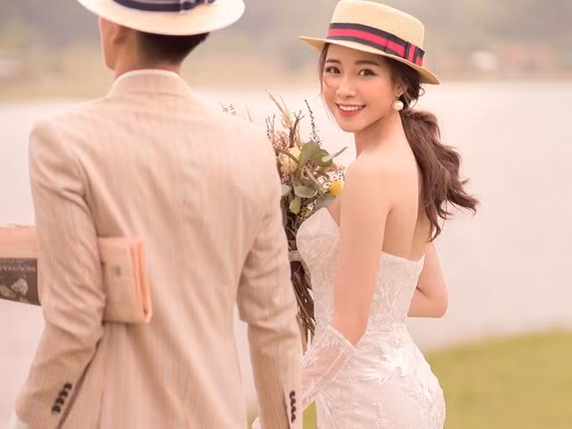 Bà xã Phan Văn Đức, Nhật Linh cũng thường xuyên chia sẻ những khoảnh khắc đáng yêu của hai bố con.