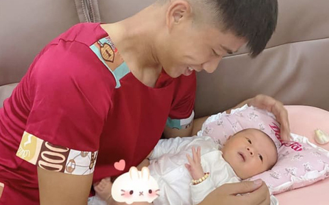 Trên trang cá nhân, anh thường xuyên đăng tải những khoảnh khắc đáng yêu của Dâu Tây.