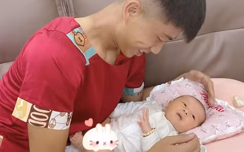 Trên trang cá nhân, anh thường xuyên đăng tải những khoảnh khắc đáng yêu của Dâu Tây.