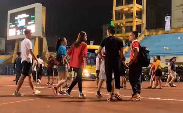 Cả hai sau đó cùng nhau ra về do Trọng Đại không về chung xe với những người đồng đội khác.