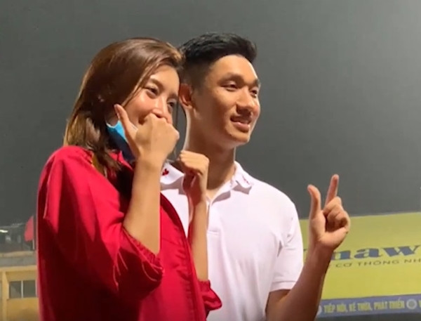 Xuất hiện trên sân cỏ để theo dõi màn tranh đấu giữa 2 đội bóng Viettel FC và Hà Nội, người đẹp Huyền My mặc áo khoác đỏ, trang điểm nhẹ nhàng, liên tục tỏa sáng 1 góc sân với nụ cười rạng rỡ.