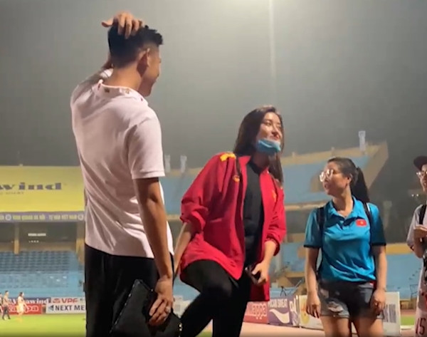 Khi trận đấu kết thúc, Huyền My nán lại để gặp gỡ và trò chuyện với Trọng Đại.