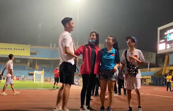 Cả hai buôn chuyện với nhau khoảng 10 phút, trước khi Á hậu xuống sân để xin một kiểu ảnh với cầu thủ Viettel FC.