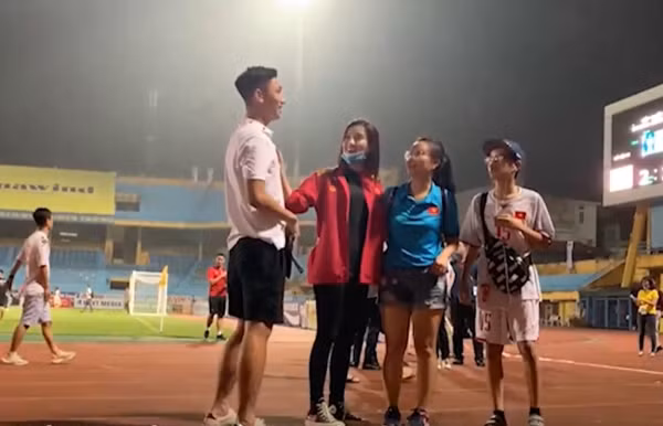 Cả hai buôn chuyện với nhau khoảng 10 phút, trước khi Á hậu xuống sân để xin một kiểu ảnh với cầu thủ Viettel FC.