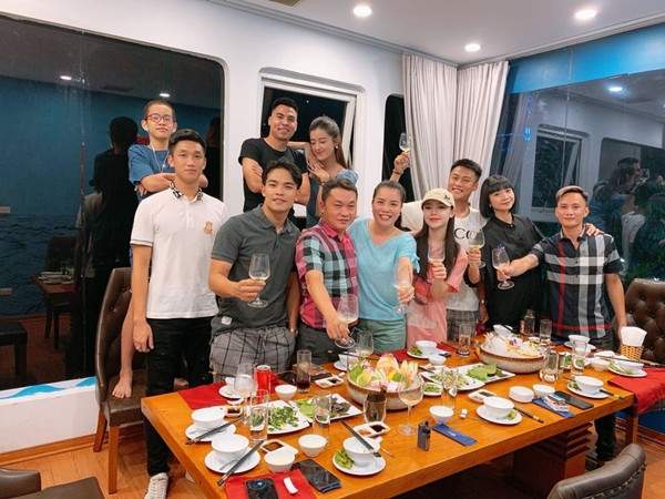 Sự thân mật của cặp chị em này đã thu hút sự quan tâm của người hâm mộ bóng đá, không ít người không khỏi băn khoăn liệu giữa Trọng Đại và Á hậu đình đám có mối quan hệ đặc biệt nào khác hay không?