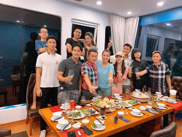 Sự thân mật của cặp chị em này đã thu hút sự quan tâm của người hâm mộ bóng đá, không ít người không khỏi băn khoăn liệu giữa Trọng Đại và Á hậu đình đám có mối quan hệ đặc biệt nào khác hay không?