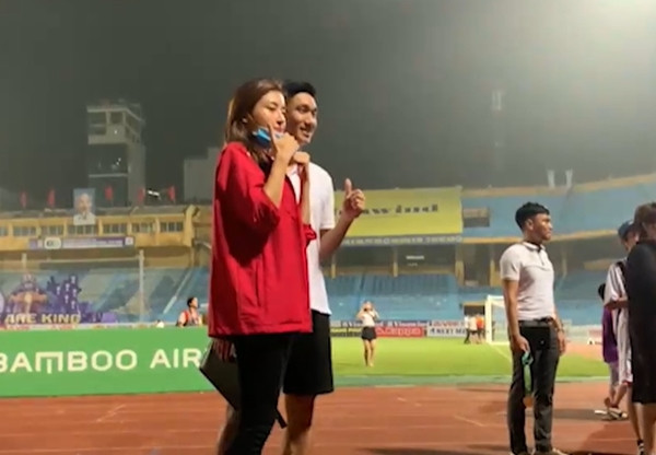 Mới đây, những hình ảnh thân mật của chân sút sinh năm 1997 với Á hậu Huyền My tại trận chung kết Cúp Quốc gia 2020 đã khiến nhiều fan hâm mộ nhớ tới khoảnh khắc của hot boy sân cỏ và bạn gái trước Ngọc Ánh.