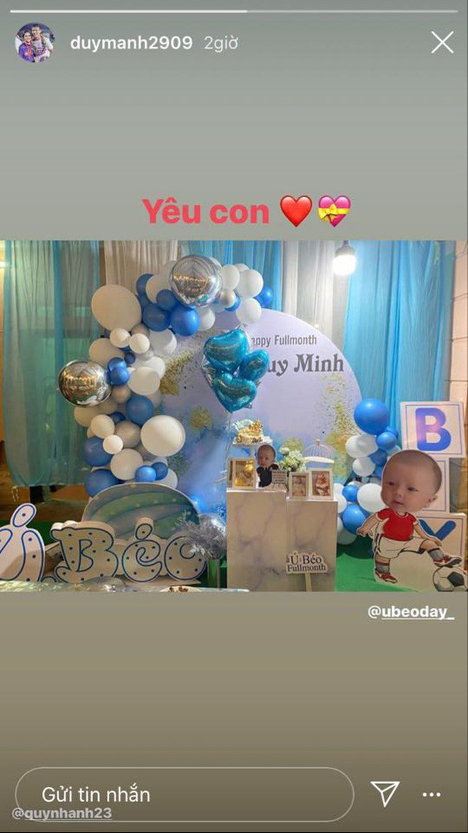 Chàng cầu thủ đã đăng 1 bức ảnh chụp không gian bữa tiệc đầy tháng của bé Ú với dòng chữ nổi bật: "Happy full month Đỗ Duy Minh".