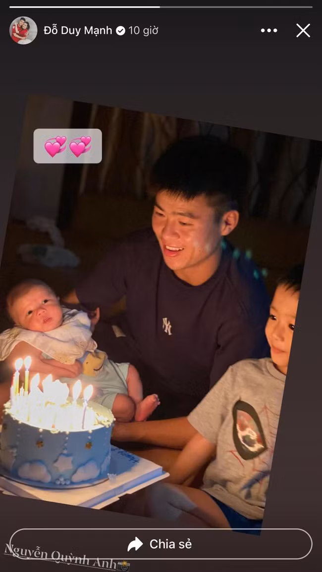 Khoảnh khắc đáng yêu của bố con Duy Mạnh đã khiến cư dân mạng hết sức quan tâm, chú ý.