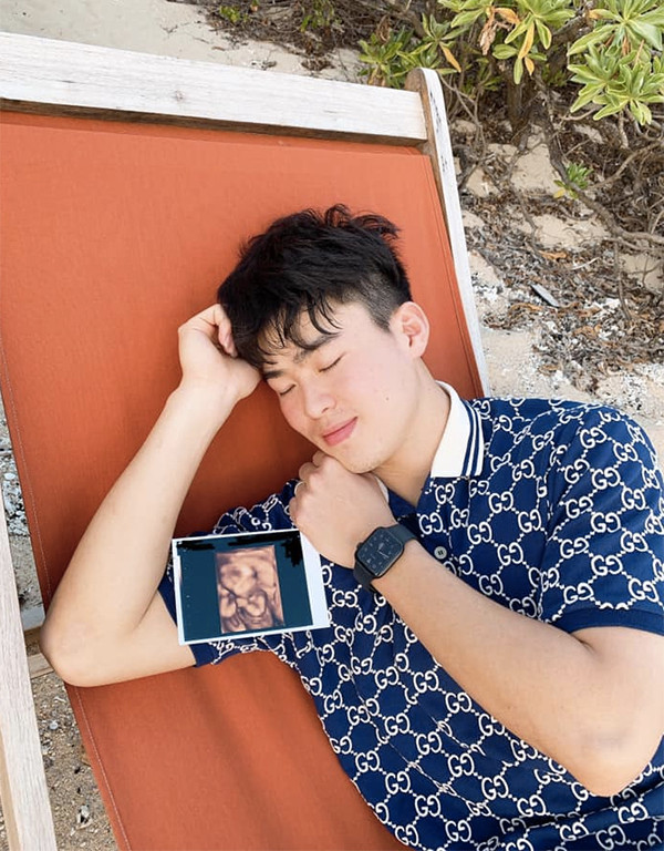 Ngay từ khi chưa lọt lòng, cậu bé đã được cha mẹ hết sức yêu thương, chàng cầu thủ còn thường xuyên đăng tải khoe khoảnh khắc nằm bên con rất dễ thương và hạnh phúc.