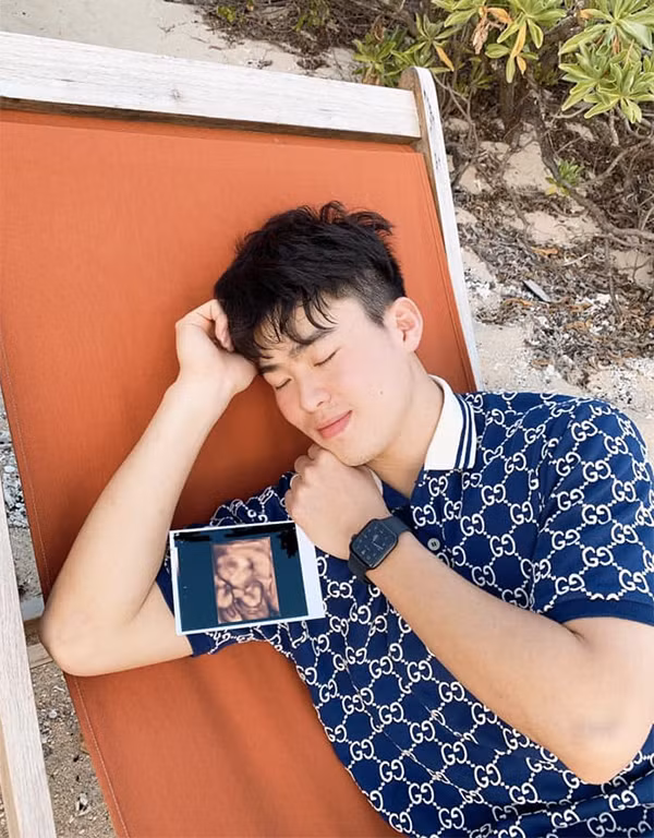 Ngay từ khi chưa lọt lòng, cậu bé đã được cha mẹ hết sức yêu thương, chàng cầu thủ còn thường xuyên đăng tải khoe khoảnh khắc nằm bên con rất dễ thương và hạnh phúc.