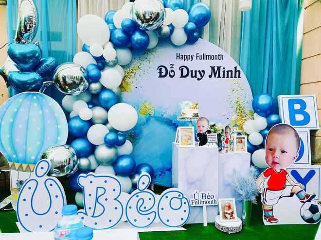 Hai vợ chồng Duy Mạnh chuẩn bị cho tiệc đầy tháng của cậu con trai rất chu đáo. Cặp đôi chọn tone Xanh pastel là màu chủ đạo cho ngày của bé Ú rất dễ thương.