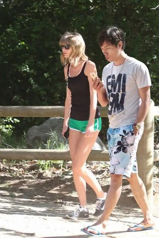 Dù nhận được rất nhiều sự yêu thích nhưng bên cạnh đó, Xuân Huy cũng vấp phải khá nhiều sự chê trách, bàn tán của cư dân mạng vì đôi khi bị xem là "lố".